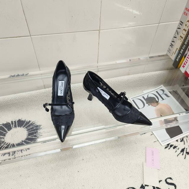 400 顶级版本 Jimmy Choo Aren Pum 系列高跟鞋，心形印花网布拼抛光牛皮材质，尽显现代时髦品味。尖头造型，雕塑感鞋跟，再配以精美珍珠吊饰吸睛