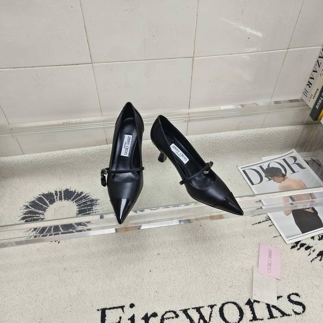 顶级版本 Jimmy Choo Aren Pum 系列高跟鞋，皮革拼抛光牛皮材质，尽显现代时髦品味。尖头造型，雕塑感鞋跟，再配以精美珍珠吊饰吸睛点缀，为整体造型