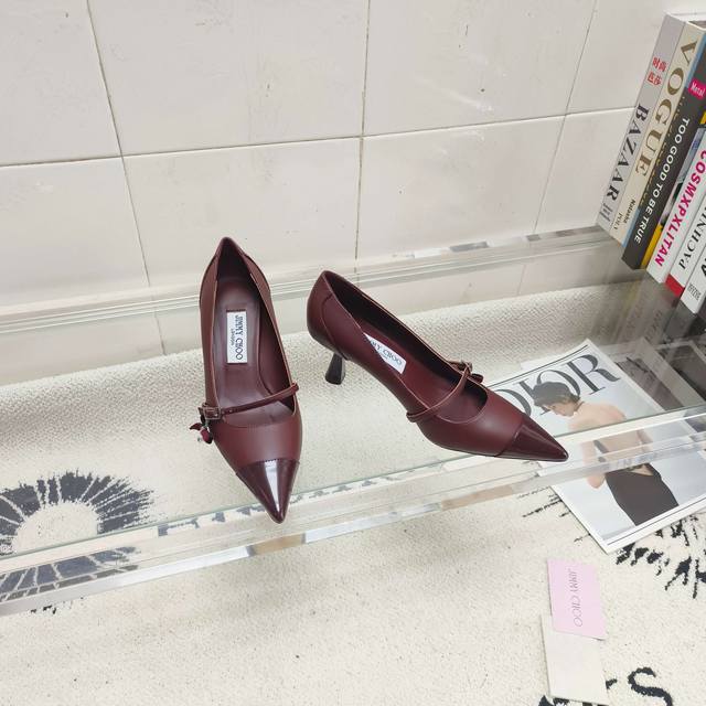 顶级版本 Jimmy Choo Aren Pum 系列高跟鞋，皮革拼抛光牛皮材质，尽显现代时髦品味。尖头造型，雕塑感鞋跟，再配以精美珍珠吊饰吸睛点缀，为整体造型