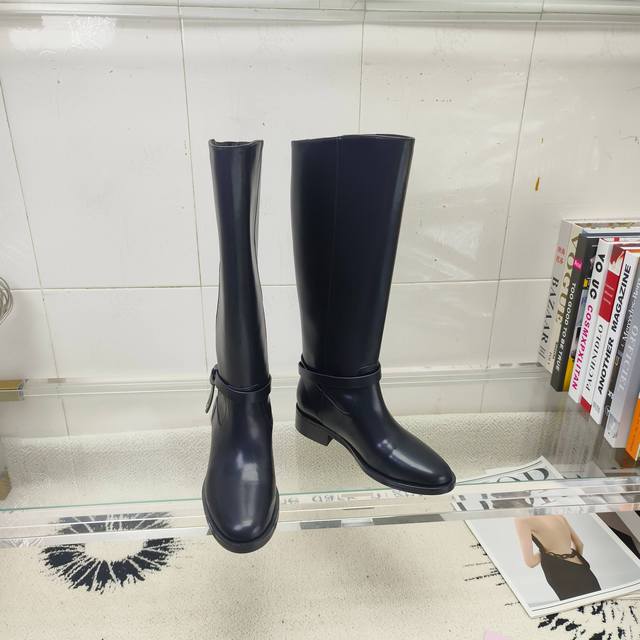 顶级版本 Jimmy Choo Lawtone及膝靴采用柔软的小牛皮和牛皮制成，饰有时尚的搭扣肩带，是经典廓形的精致演绎的款式结合了日常舒适和优雅。 鞋面：牛皮