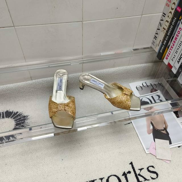 Jimmy Choo 周仰杰女鞋Annika金属拉菲草印花凉鞋新款线条勾勒雕塑感阔跟造型，散发吸睛迷人气息。精妙方头设计，柔和雕塑感鞋面，散发优雅气息与低调魅力