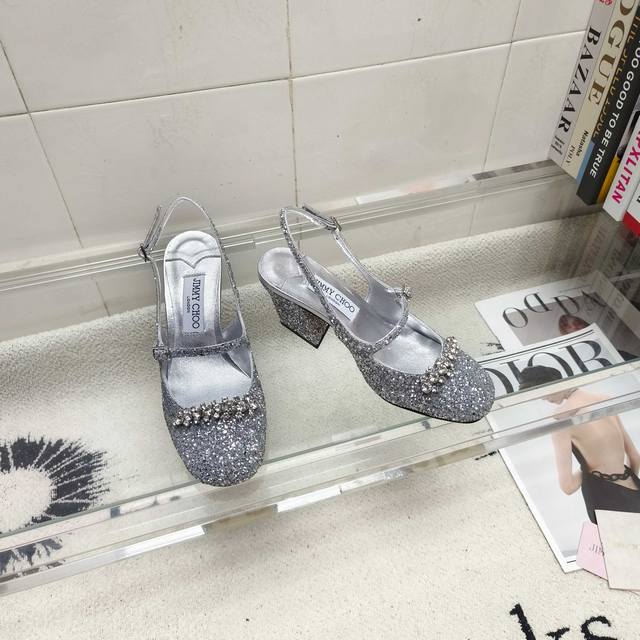 Jimmy Choo Belinda Sling Back 70系列高跟鞋，以光泽感漆皮材质打造摩登露跟鞋型。鲜明尖头设计配以精美水晶饰绑带，熠熠闪耀引人注目，