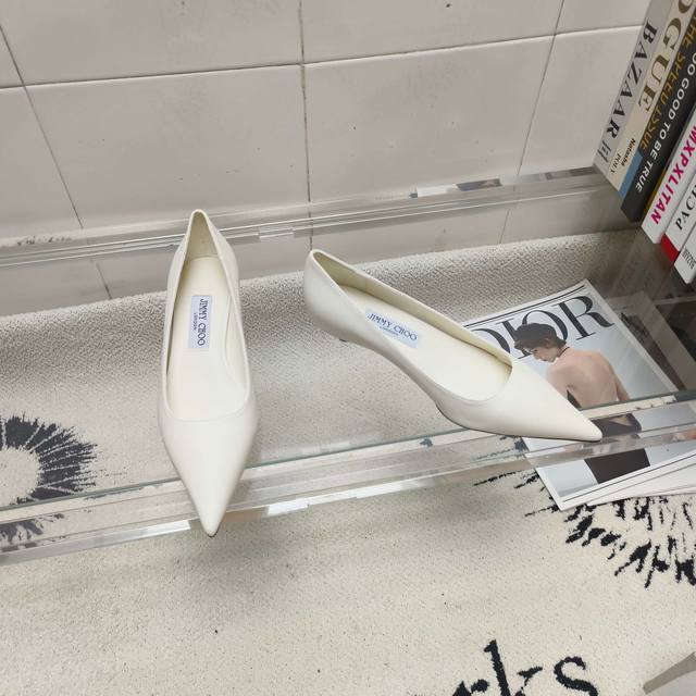 Jimmy Choo Amelia 系列高跟鞋，采用羊皮革材质制成，将永恒的优雅格调与现代的时尚精致巧妙融合。这款高跟鞋专为多场景穿着而设计，流畅廓形配以具有缓