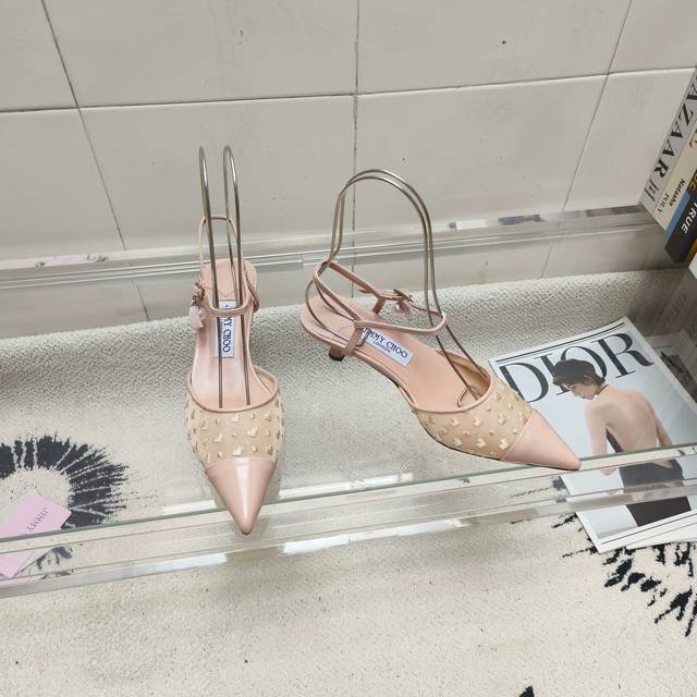 Jimmy Choo Aren Sling Back 45系列露跟鞋,采用富有光泽感的漆皮和饰有心形细节的轻薄网布材质制成,带来轻盈、柔美且精致的感觉。从足踝绑  Jimmy Choo Aren Sling Back 45系列露跟鞋,采用富有光泽感的漆皮和饰有心形细节的轻薄网布材质制成,带来轻盈、柔美且精致的感觉。从足踝绑
