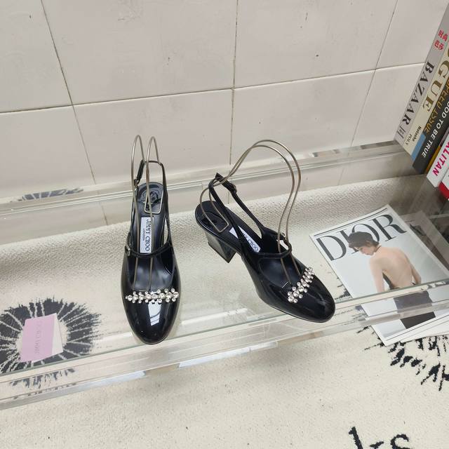 Jimmy Choo Belinda Sling Back 70系列高跟鞋,以光泽感漆皮材质打造摩登露跟鞋型。鲜明尖头设计配以精美水晶饰绑带,熠熠闪耀引人注目,  Jimmy Choo Belinda Sling Back 70系列高跟鞋,以光泽感漆皮材质打造摩登露跟鞋型。鲜明尖头设计配以精美水晶饰绑带,熠熠闪耀引人注目,