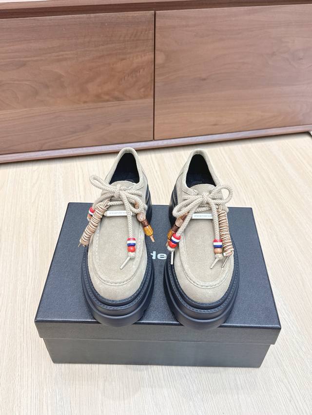 代购级 亚历山大王流苏松糕厚底乐福鞋 Jennie 大王这双厚底乐福鞋好绝,同款乐福鞋来自压力山大王 Haileybieber撞鞋!这双炒股神器就是来袭 新款相  代购级 亚历山大王流苏松糕厚底乐福鞋 Jennie 大王这双厚底乐福鞋好绝,同款乐福鞋来自压力山大王 Haileybieber撞鞋!这双炒股神器就是来袭 新款相