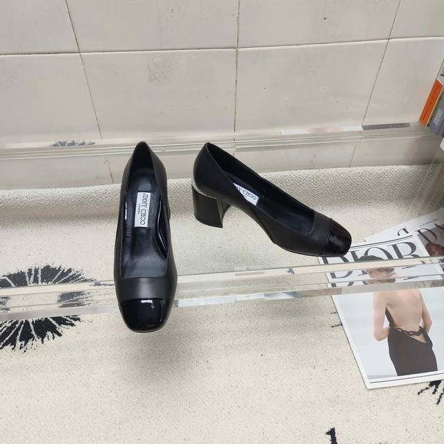 Jimmy Choo 新款玛丽珍单鞋Jenson 65 系列高跟鞋，用高光泽漆皮材质制作，以精美水晶饰线条勾勒雕塑感阔跟造型，散发吸睛迷人气息。精妙方头设计，柔
