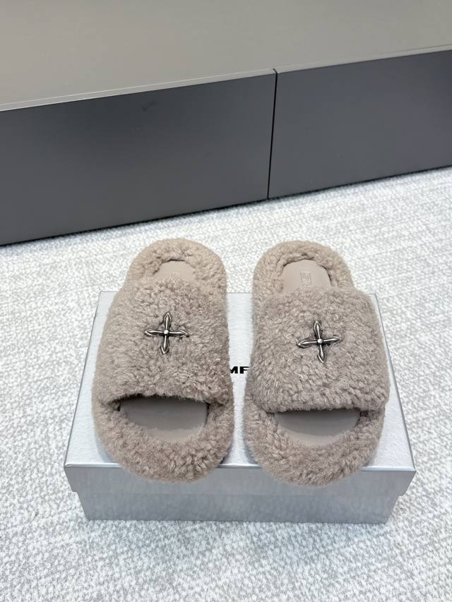 代购级别 Smfk｜2025S秋冬新款厚底十字花面包拖鞋 Smfk厚底面包拖鞋，超级火的一款面包拖，被种草得不行 各大网红博主都在穿它，巧妙纳入品牌元素后时尚百