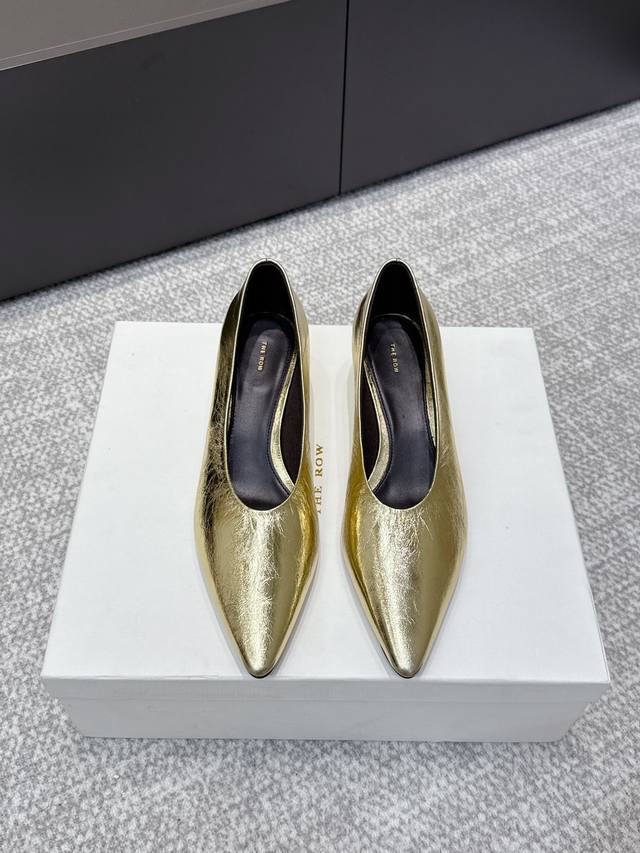 代购级 高品质小众潮牌The Row25Ss法式复古简易风 中空高跟单鞋 复古气质女王 整个鞋型简约大气，很干净利落又好搭配！日常穿搭、约会聚会等也能轻松驾驭！