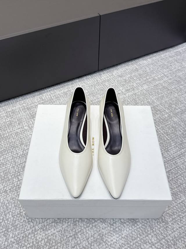 代购级 高品质小众潮牌The Row25Ss法式复古简易风 中空高跟单鞋 复古气质女王 整个鞋型简约大气，很干净利落又好搭配！日常穿搭、约会聚会等也能轻松驾驭！