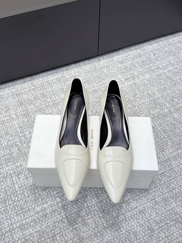 代购级 高品质小众潮牌The Row25Ss法式复古简易风 中空高跟单鞋 复古气质女王 整个鞋型简约大气，很干净利落又好搭配！日常穿搭、约会聚会等也能轻松驾驭！