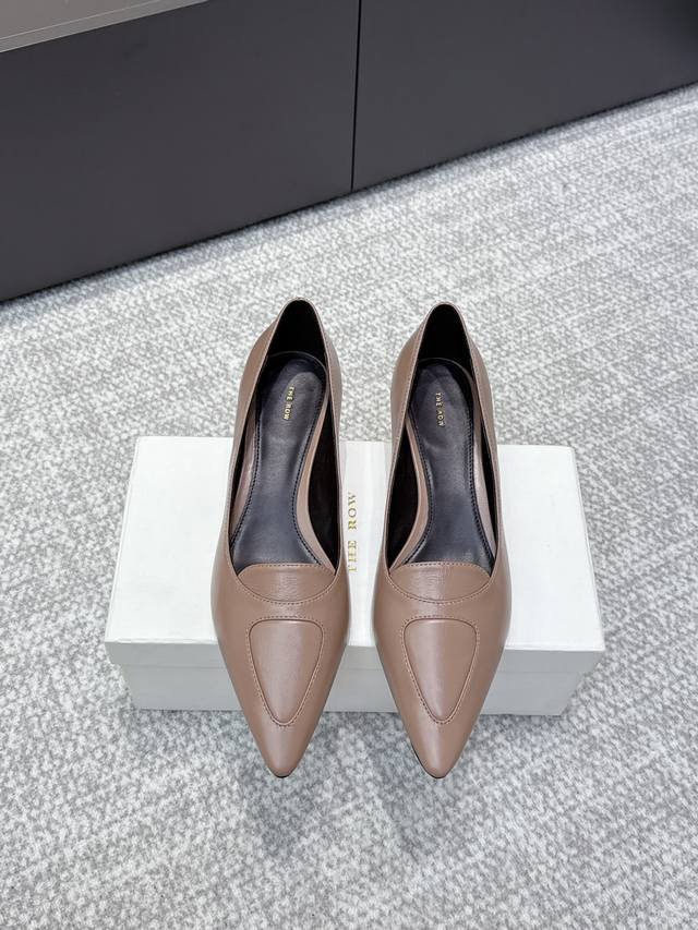 代购级 高品质小众潮牌The Row25Ss法式复古简易风 中空高跟单鞋 复古气质女王 整个鞋型简约大气，很干净利落又好搭配！日常穿搭、约会聚会等也能轻松驾驭！