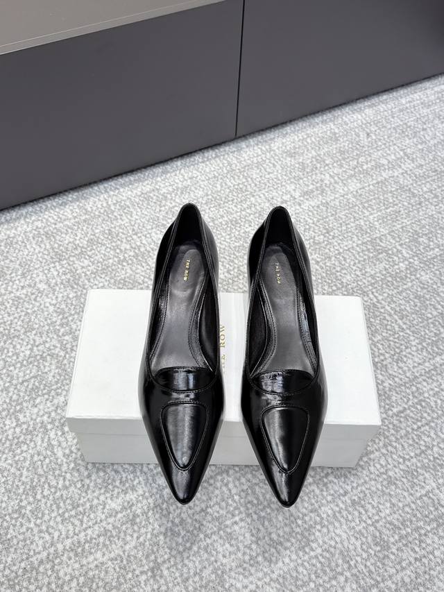 代购级 高品质小众潮牌The Row25Ss法式复古简易风 中空高跟单鞋 复古气质女王 整个鞋型简约大气，很干净利落又好搭配！日常穿搭、约会聚会等也能轻松驾驭！