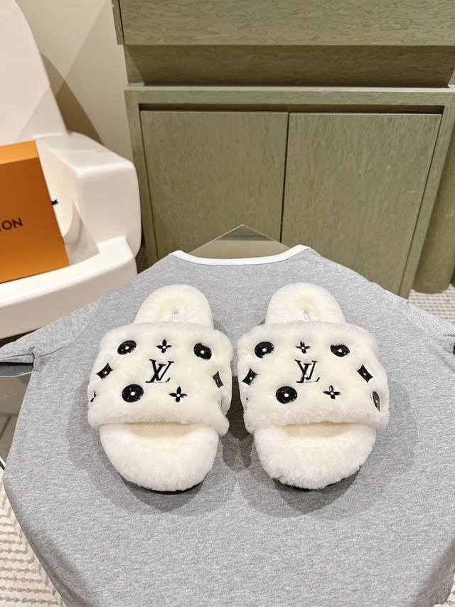 顶级品质 224 Louis Vuitton Ss24 New Arrival～ L家 秋冬｜平底羊毛拖鞋新品 超舒适的Lv双带毛拖 简约随性 时髦有范， 慵懒