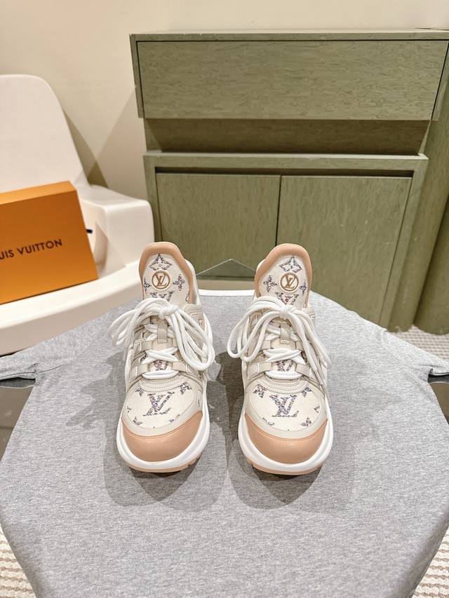 全新升级版 224 Lv Archlight系列新款拱桥老爹鞋 迪丽热巴 钟楚曦 宋妍霏都是老爹鞋的忠实粉丝 ～ 早春新品系列加入了更多配色细节，少女心爆棚！尽