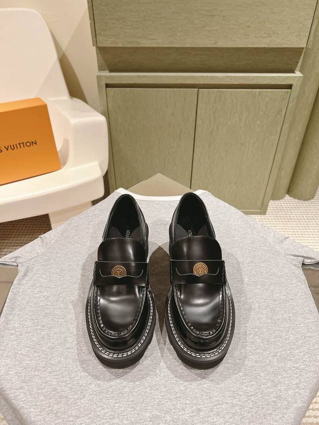 225 Lv 路易威登25 S早春走秀专柜最新开边珠厚底乐福系列！代购级！一脚蹬百搭时尚英伦风！厚底增高情侣装。新年百搭款，上脚超级舒服！ 面料：进口开边珠牛皮