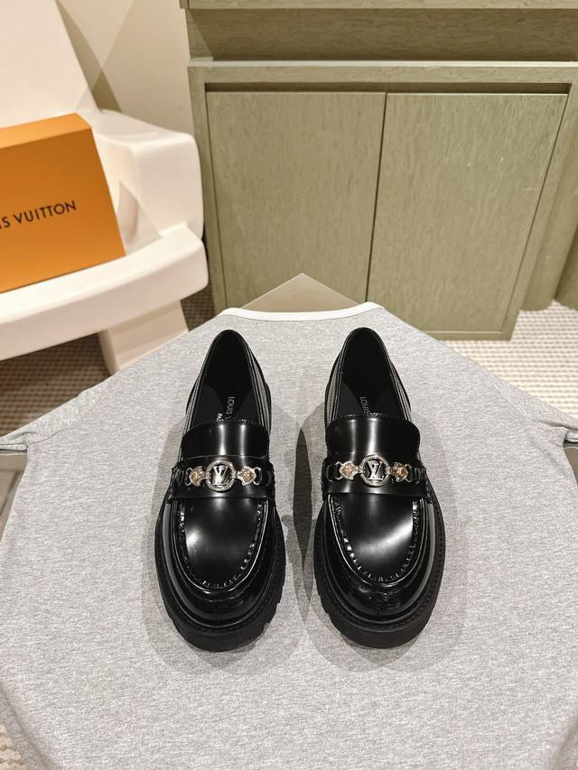 男10 224 Lv 路易威登25 S早春走秀专柜最新开边珠厚底乐福系列！代购级！一脚蹬百搭时尚英伦风！厚底增高情侣装。新年百搭款，上脚超级舒服！ 面料：进口开