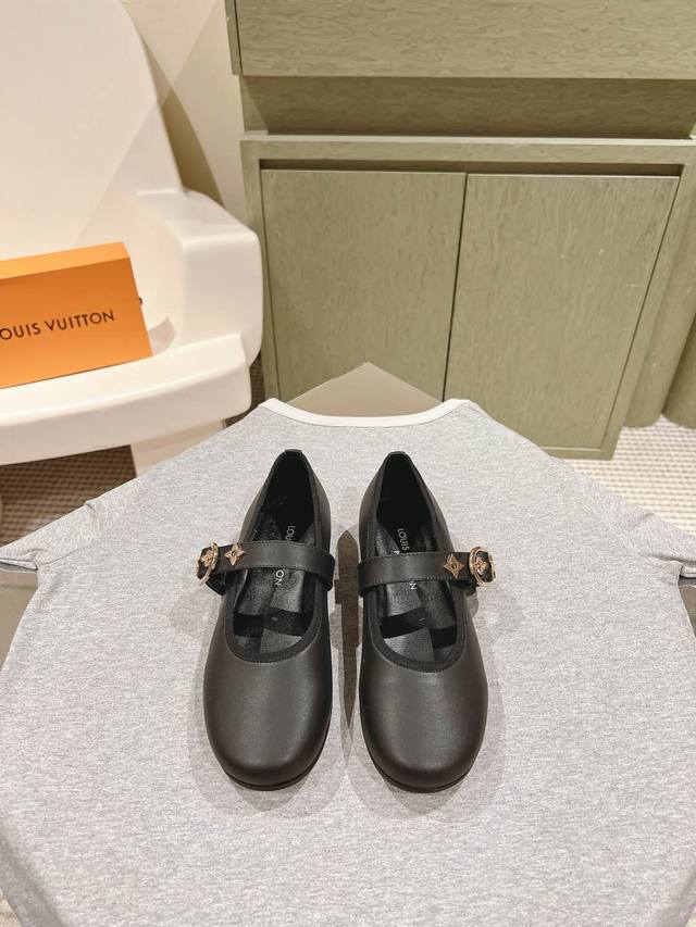 225 驴家早春新品 New Arrival～Lv春夏单鞋，也太出彩了！时尚性感舒适，拉满了夏日美鞋能给的满分情绪价值.鞋的造型也很乖巧好看呀！ 羊皮内里，本色