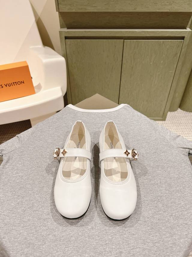 225 驴家早春新品 New Arrival～Lv春夏单鞋，也太出彩了！时尚性感舒适，拉满了夏日美鞋能给的满分情绪价值.鞋的造型也很乖巧好看呀！ 羊皮内里，本色