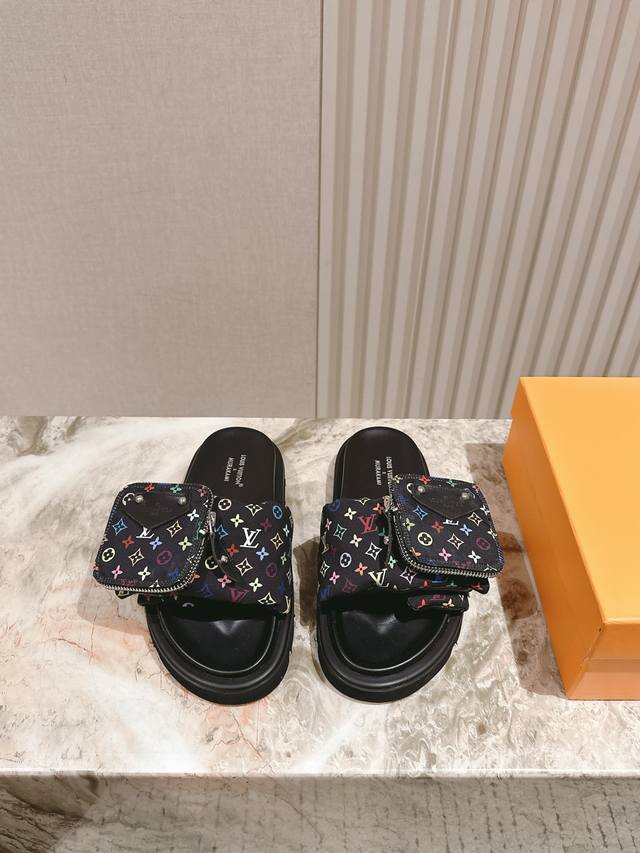 225 Lv路易威登驴家新品 顶级版本专柜主打最新款驴牌拖鞋 硬货上新口袋款 代购级别！高级感十足！国内外博主刷爆的一款，复古又时髦 上脚美炸了！官网主推款！