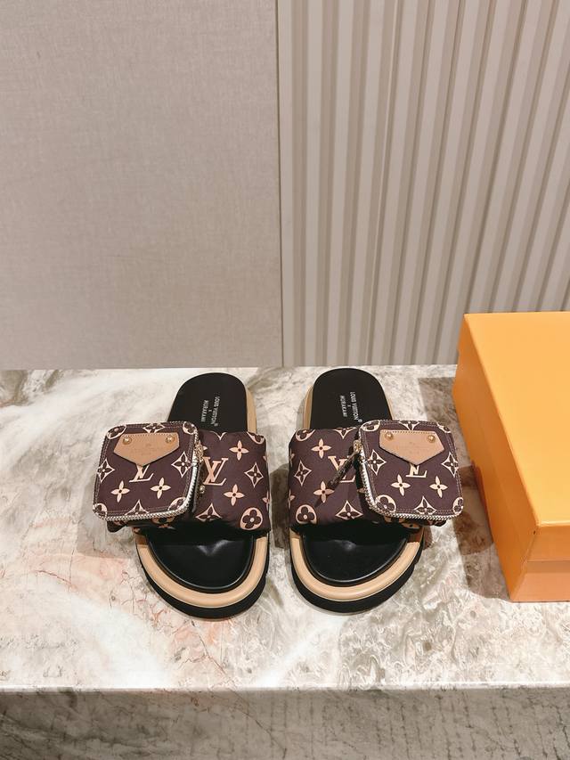 225 Lv路易威登驴家新品 顶级版本专柜主打最新款驴牌拖鞋 硬货上新口袋款 代购级别！高级感十足！国内外博主刷爆的一款，复古又时髦 上脚美炸了！官网主推款！