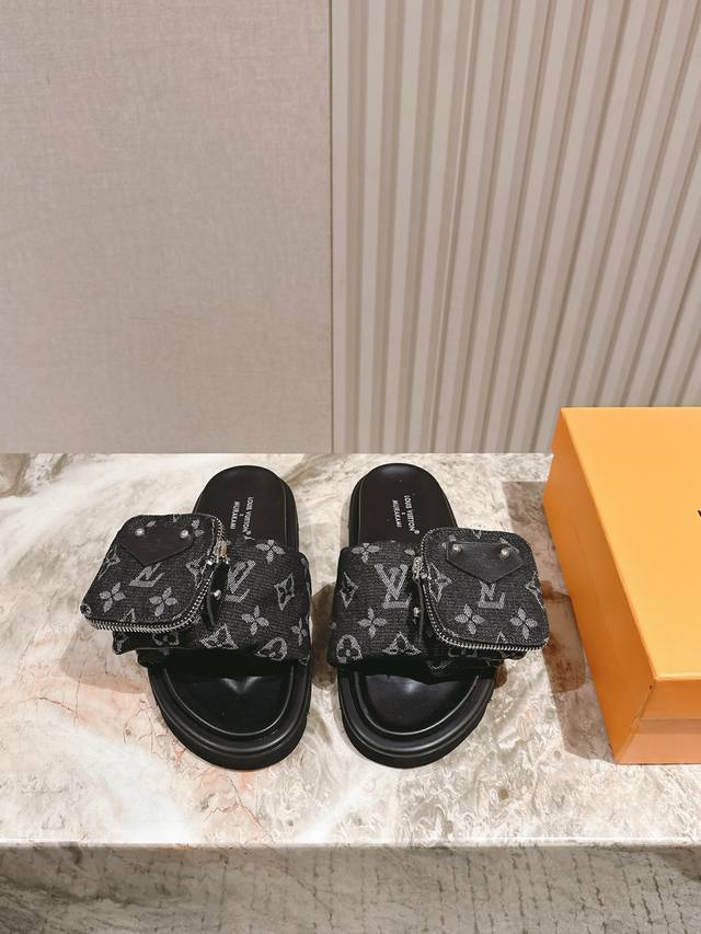 225 Lv路易威登驴家新品 顶级版本专柜主打最新款驴牌拖鞋 硬货上新口袋款 代购级别！高级感十足！国内外博主刷爆的一款，复古又时髦 上脚美炸了！官网主推款！