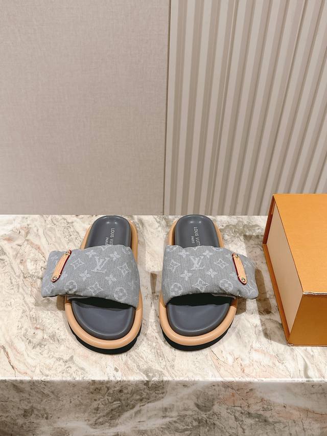 情侣款 男+10 225 Lv路易威登驴家新品 顶级版本专柜主打最新款驴牌拖鞋 硬货上新口袋款 代购级别！高级感十足！国内外博主刷爆的一款，复古又时髦 上脚美炸