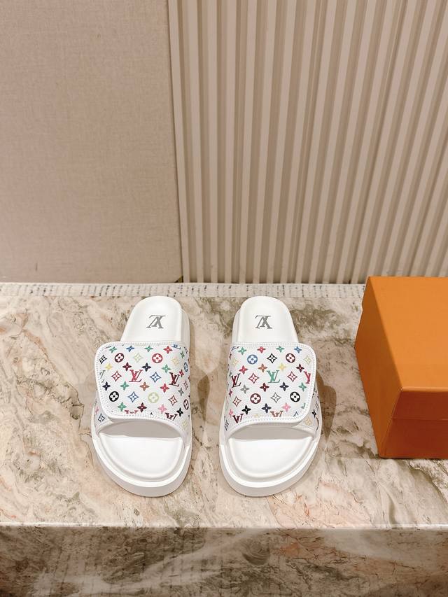 男款 225 Lv路易威登驴家新品 顶级版本专柜主打最新款驴牌拖鞋 硬货上新口袋款 代购级别！高级感十足！国内外博主刷爆的一款，复古又时髦 上脚美炸了！官网主推
