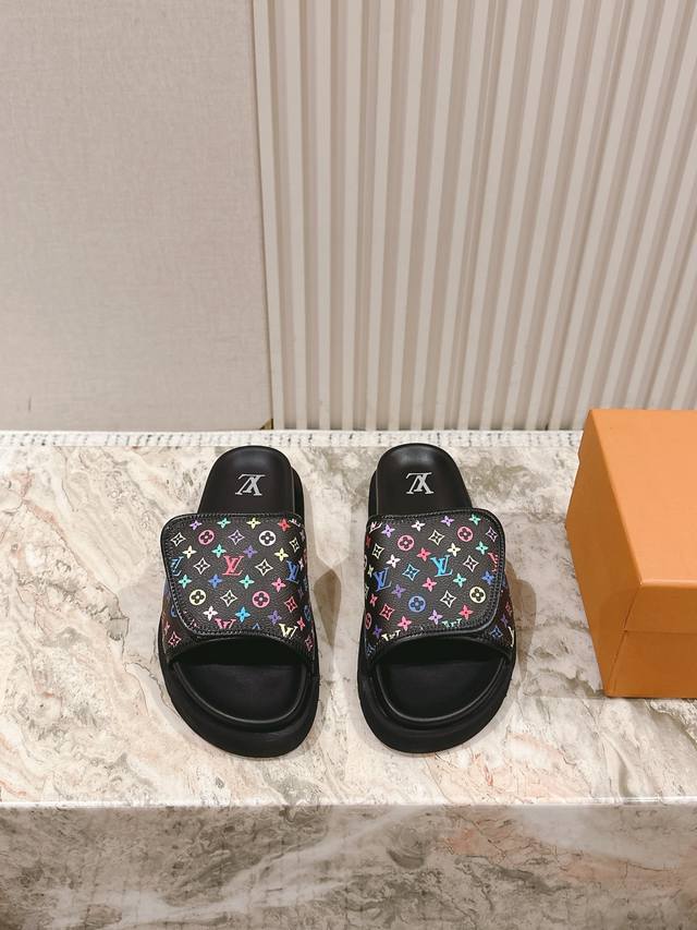 男款 225 Lv路易威登驴家新品 顶级版本专柜主打最新款驴牌拖鞋 硬货上新口袋款 代购级别！高级感十足！国内外博主刷爆的一款，复古又时髦 上脚美炸了！官网主推