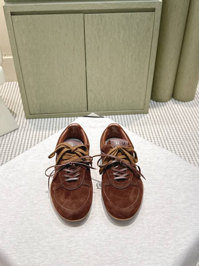 代购级 Miumiu缪缪最新款美式复古风老休闲德训鞋 ~ 颜值担当火爆款运动鞋 不得不入的一款～做旧时尚，简约高级 随意搭配上脚非常舒适，年度必入款 最新走秀款