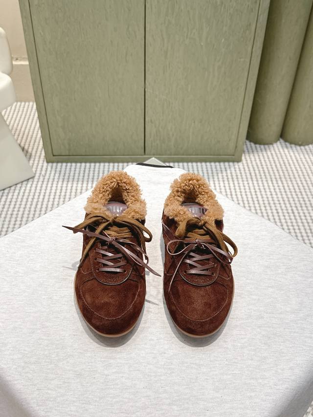 代购级 Miumiu缪缪最新款美式复古风老休闲德训鞋 ~ 颜值担当火爆款运动鞋 不得不入的一款～做旧时尚，简约高级 随意搭配上脚非常舒适，年度必入款 最新走秀款