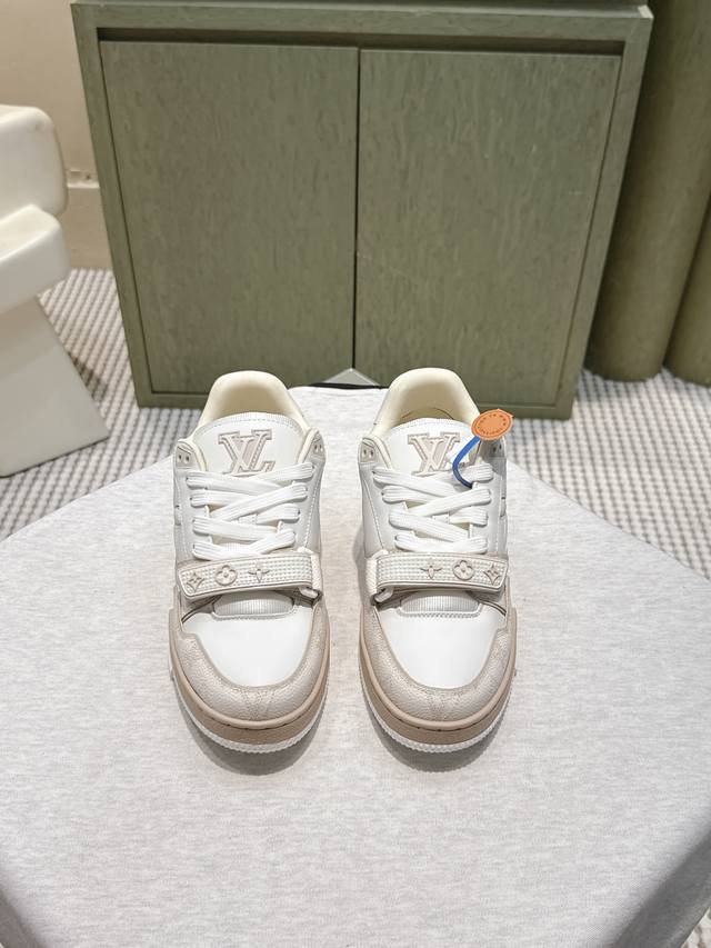 莞产代购级 官网同步盒包装 Louis Vuitton 25Ss 驴家的爆款！Trainer板鞋，每个人都必须入的款，绝不后悔！ 超级百搭高级！什么衣服都好搭。