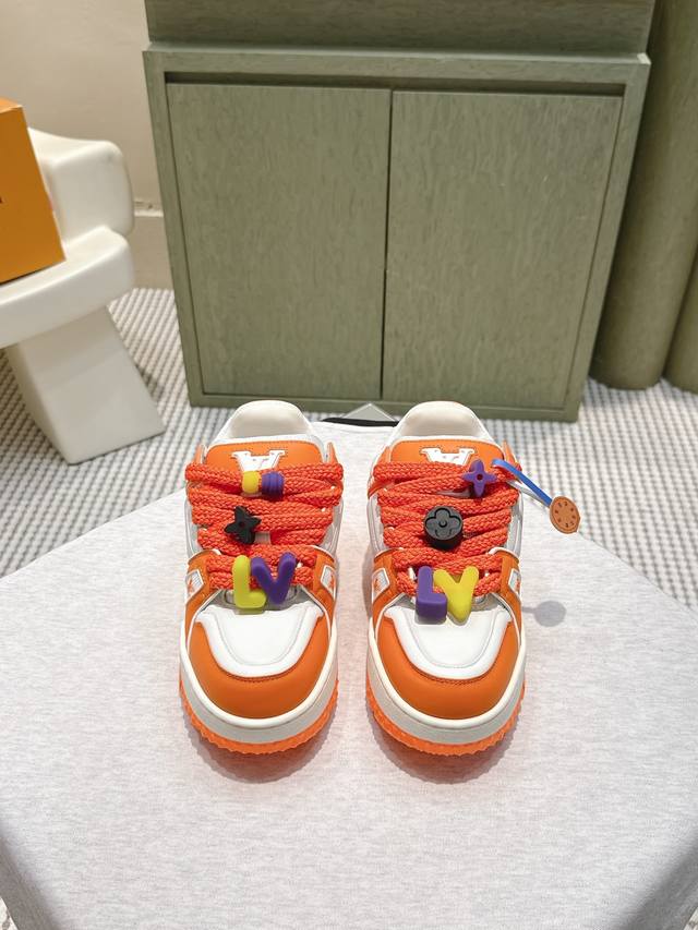 莞产代购级 官网同步盒包装 自Trainer变成了小胖丁Maxi后，加上王嘉尔的加持，一度成为了时尚潮流的顶配球鞋。这次黑色胖胖的黑武士配色也十分好看。 这次配