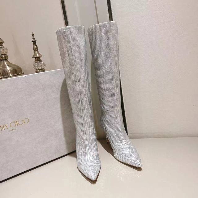 Jimmy Choo 独家发售独家开模采用最新工艺设计，立体感强多种工艺融合一起，颠覆时尚，超级有型！小红书爆款百搭又潮流，可盐可甜！鞋面采用进口水钻机器压制在