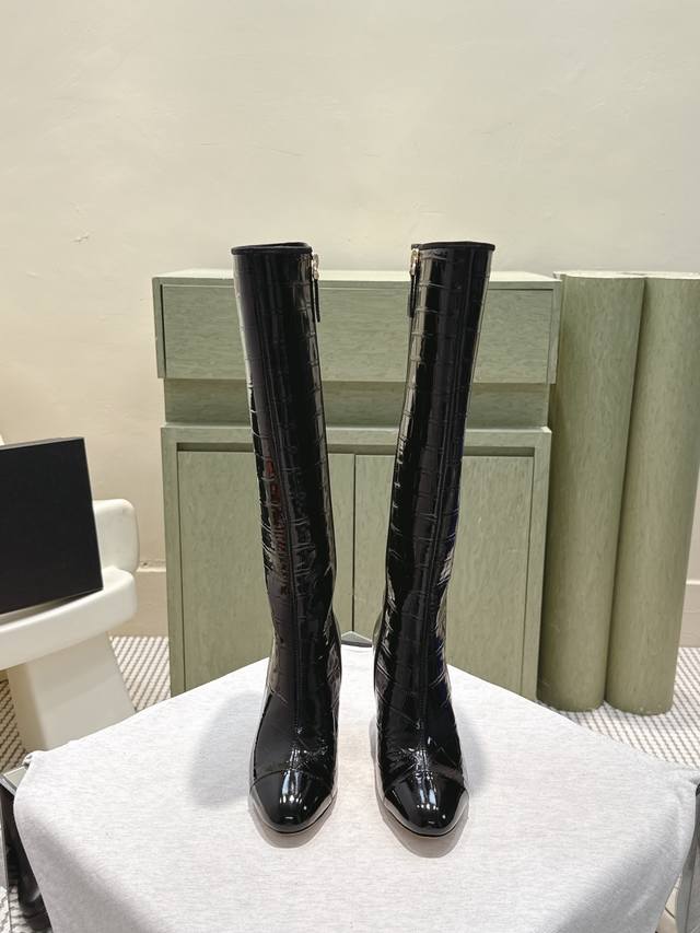 代购级 Chanel双色拼接高跟短靴，米白漆皮+黑色拼接，菱格纹+珍珠点缀，优雅又高级计。粗跟设计，舒适又显腿长，秋冬穿搭超加分无论烟管裤还是裙装都能轻松驾驭，