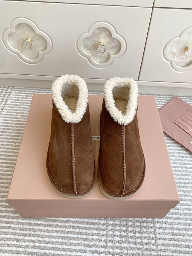 Miumiu 缪缪 2025Ss秋冬走秀款 羊毛小短靴雪地靴毛毛鞋 经常出现在各大时装杂志封面 各路明星、小红书博主都有钟爱，上脚尤为惊艳到你的一款闭眼入都是不