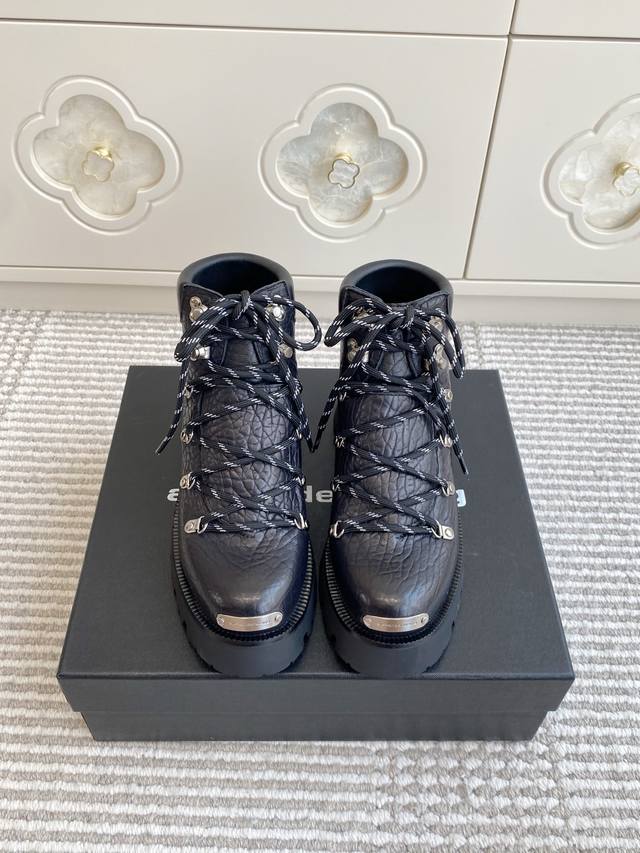 代购级Alexander Wang 大王25Ss新款系带铁头厚底短靴 马丁靴 大王这双厚底短靴 绝对是腿精必备神器 显高显瘦，黑色经典百搭王~~ 皮面搭配激光L