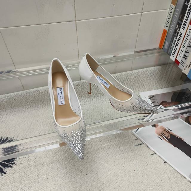 Jimmy Choo 网纱水钻尖头鞋代购级别！水晶镶嵌 闪烁迷人，购入Zp开模打版 无论材质还是做工细节我们家都是对版的，在调楦的时候 每修改一次楦就要调整一次