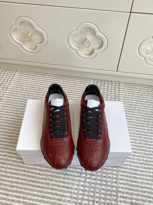 Maison Margiel* 25 ｜Mm6 马吉拉 新品情侣款运动鞋 复古德训鞋 秋冬情侣出街的“默契单品” 进口植柔牛皮鞋面显质感 红黑两色吸睛不夸张 系