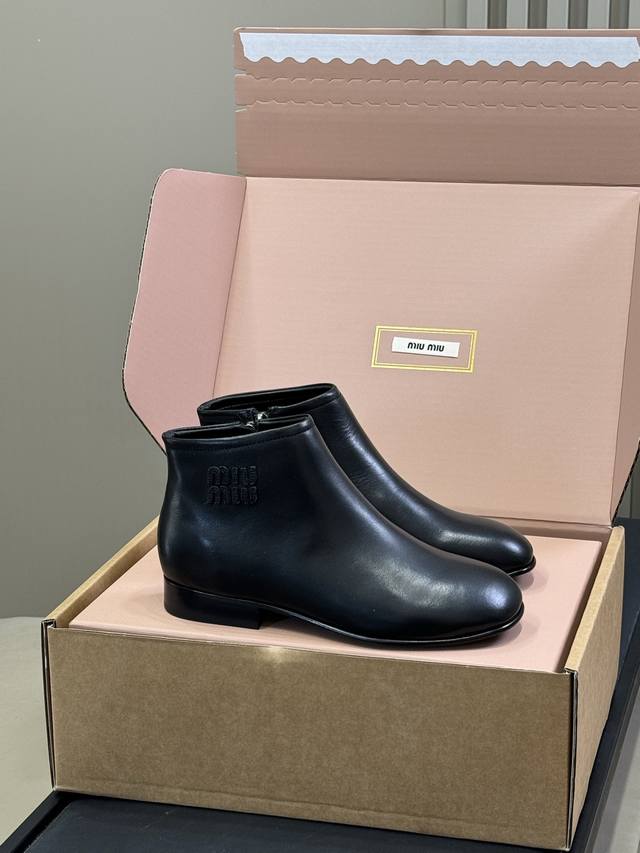 顶级品质 Miu Miu Fw25 New Arrival～ A级小牛皮材质，质感超赞的 看似简约，但还是有独特的酷劲儿 鞋底意大利进口牛皮革 顶级Size 3