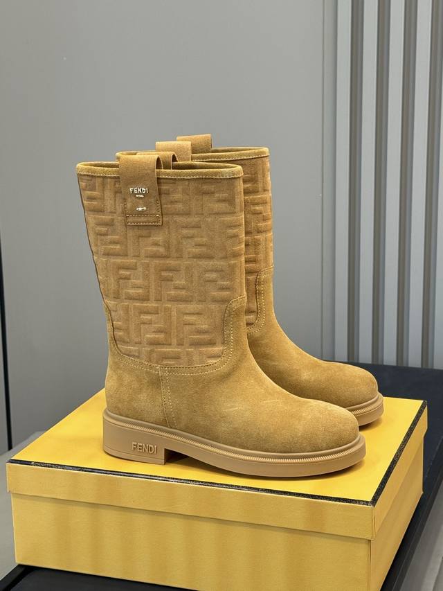 顶级品质 Fendi 芬迪Ss25秋冬新款膝下短靴 温柔到骨子里的奶茶浅棕调，上脚自带复古滤镜，优雅得恰到好处。说它是“时髦战靴”一点不夸张 配大衣显气场，搭裙