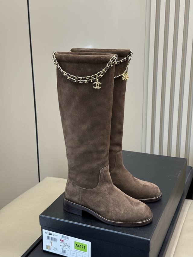 牛京 牛皮 Chanel 25B New Arrival～ 小香25B 长靴新品 基础款短靴搭配了经典链条焕发心意 精致好看啊！ 好穿百搭 不挑人 牛皮鞋面，意