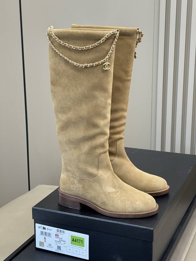 牛京 牛皮 Chanel 25B New Arrival～ 小香25B 长靴新品 基础款短靴搭配了经典链条焕发心意 精致好看啊！ 好穿百搭 不挑人 牛皮鞋面，意