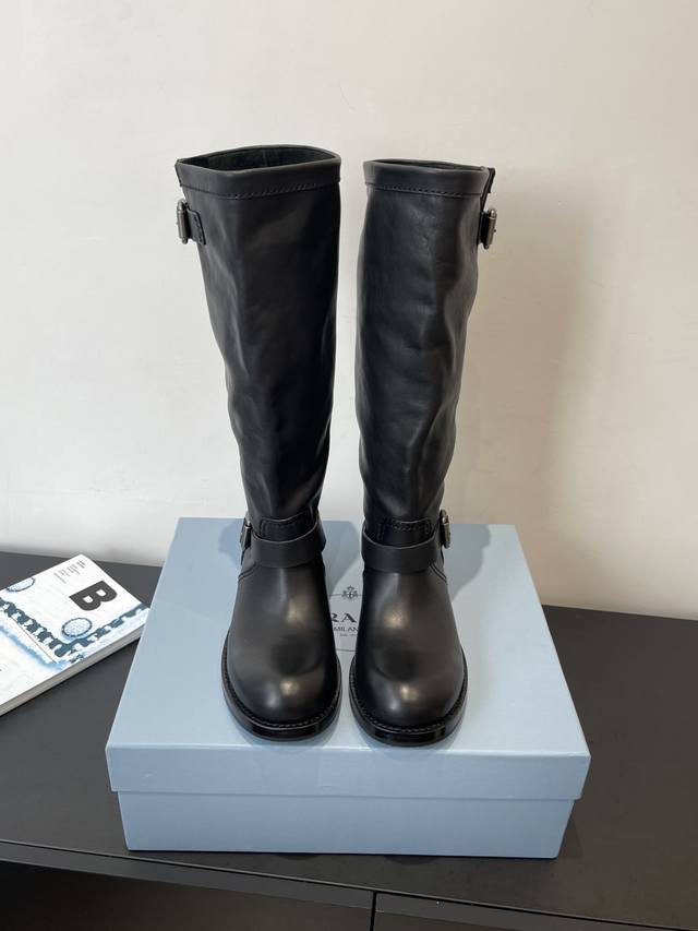 Prada普拉达 26早春 全新走秀王炸长靴靴 全新一季做旧系列堆堆感上脚尤为惊艳到你的一款 相比Miu更为实用场景更优秀 闭眼入都是不会后悔Zp开发鞋型、订制