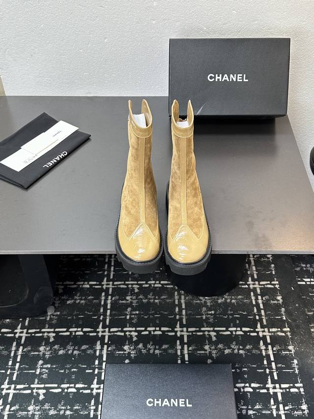 2025小香短靴，本季秋冬季必备单品！！ 香奈儿秋冬重工爆款短靴 小红书力推款，怎么搭配都好看，时髦精必备，香奈儿女士钟爱简约又难以抗拒搭配展现与众不同的穿搭风