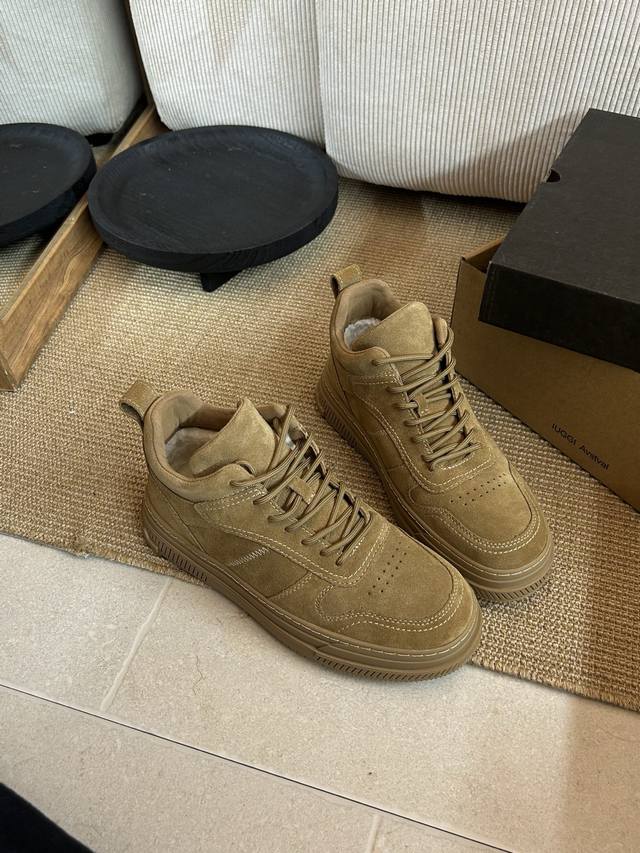 空军联名二代男鞋. 时尚感十足 休闲百搭 很年轻系列 牛皮鞋面高级又不显老气 内里羊皮毛一体 舒适保暖 上脚一点不臃肿 肥脚也能搞. Size：39-45