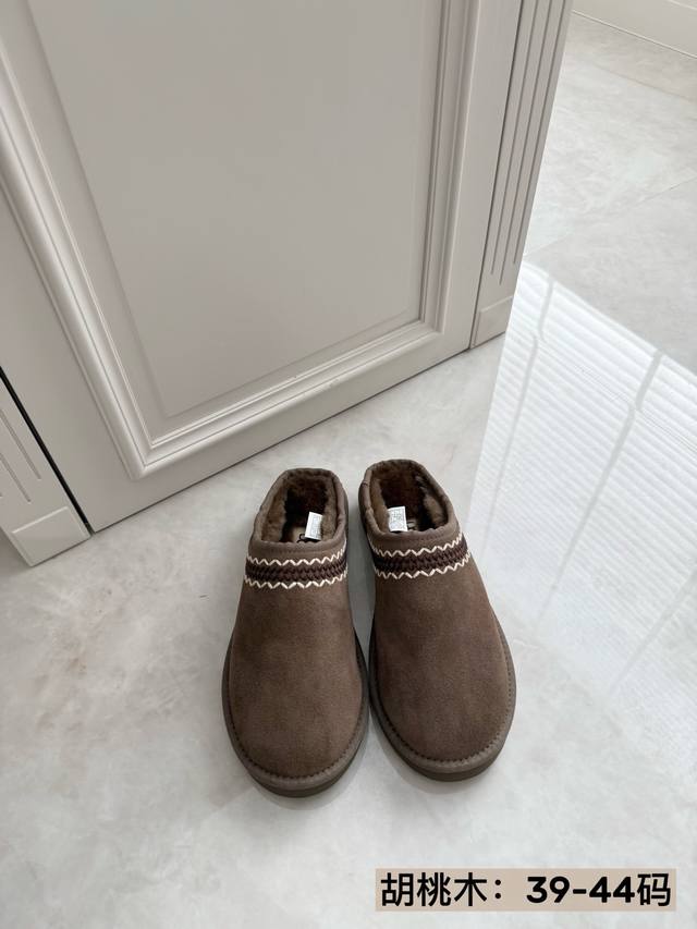 新款上线抢先看Ugg 阿瑟森 男鞋篇 户外探险系列 冬季送男友的礼物 精细的细节刺绣更具活力 羊毛保暖舒适柔软 城市户外探险多场景搭配 尺码：39-44码