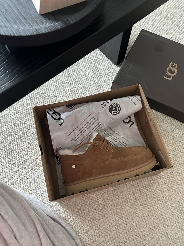 Ugg经典系带男鞋，牛皮羊毛懒人鞋必备一脚蹬！ 颜色：羚羊色、栗色 、黑色！ 码数：40-44码！