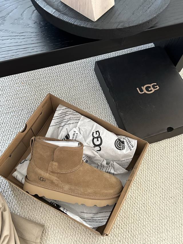 型号8302 新款男士侧开口经典男鞋，很帅气的一款，牛皮羊毛 男士中的经典款，百搭三色：栗色 羚羊 甘草色 码数40-45码！