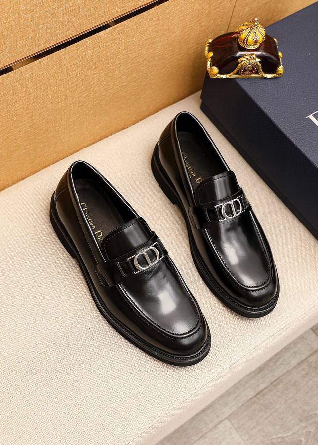 商品商标：Dior 迪奥 休闲皮鞋 正码码数: 39-44 38.45订做 商品材料：精选 意大利进口头层开边珠牛皮鞋面+经典五金扣，进口水染牛皮内里。强烈立体